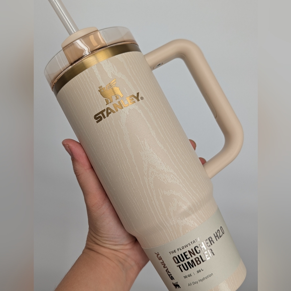 new STANLEY Quencher TumblervHoliday Cheers & Cheer 40 OZ Birch Woodgrain cream